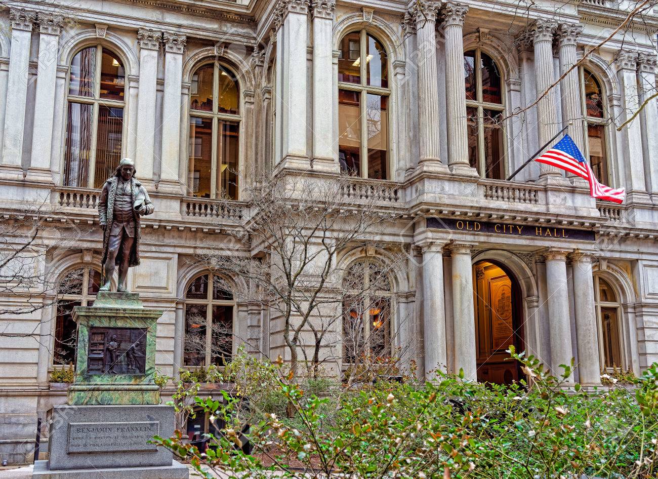 ボストン マサチューセッツ州 アメリカ合衆国でベンジャミン フランクリン像と旧市庁舎 の写真素材 画像素材 Image