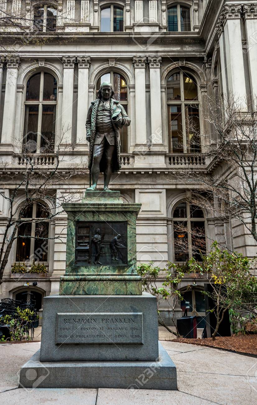 ボストン マサチューセッツ州 アメリカ合衆国でベンジャミン フランクリン像と旧市庁舎 の写真素材 画像素材 Image