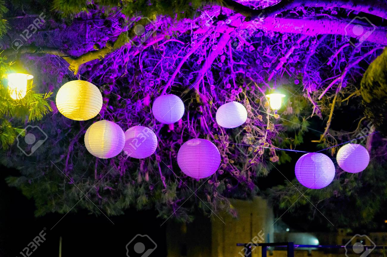 Straatlantaarns Die Bij Nacht In Dubrovnik, Kroatië Worden Verlicht ... Straatlantaarns Die Bij Nacht In Dubrovnik, Kroatië Worden Verlicht ...