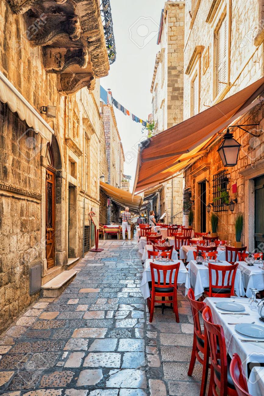 ドゥブロヴニク クロアチア 16 年 8 月 日 クロアチアのドゥブロヴニクの旧市街の段々 になった通りカフェ 背景に人々 の写真素材 画像素材 Image