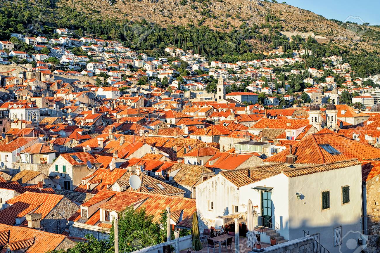 赤い屋根瓦、クロアチアのドゥブロヴニク旧市街パノラマの写真素材