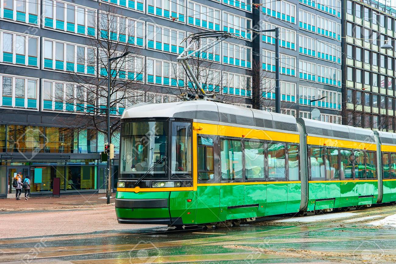 冬のヘルシンキ通り フィンランドの緑のトラム の写真素材 画像素材 Image
