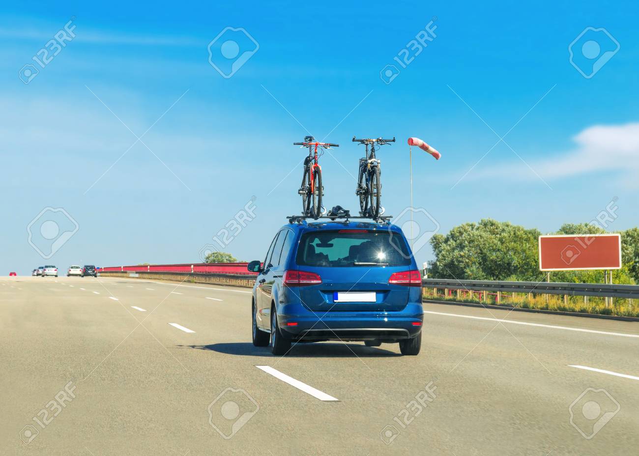 スイスの高速道路上の自転車と車 の写真素材 画像素材 Image