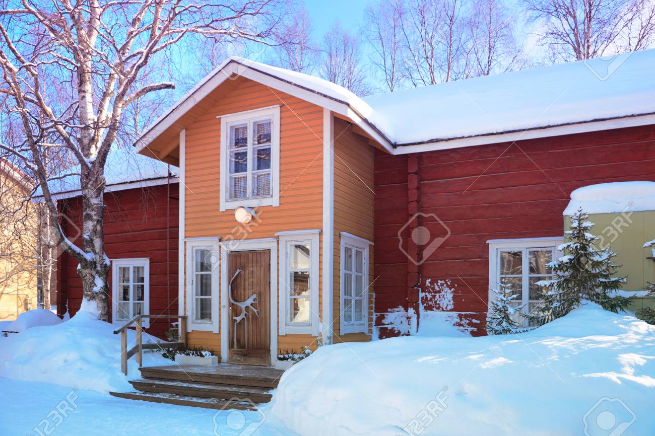 居心地の良いコテージと冬ロヴァニエミ フィンランドの階段 の写真素材 画像素材 Image