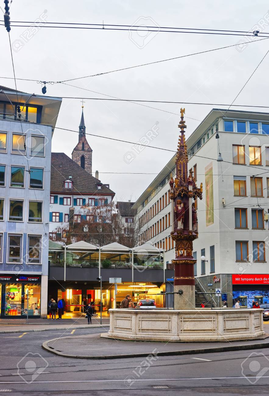 バーゼル スイス 14年1月3日 バーゼルの旧市街の噴水とストリートビュー バーゼルはスイスで3番目に人口の多い都市です ライン川沿いにあります の写真素材 画像素材 Image