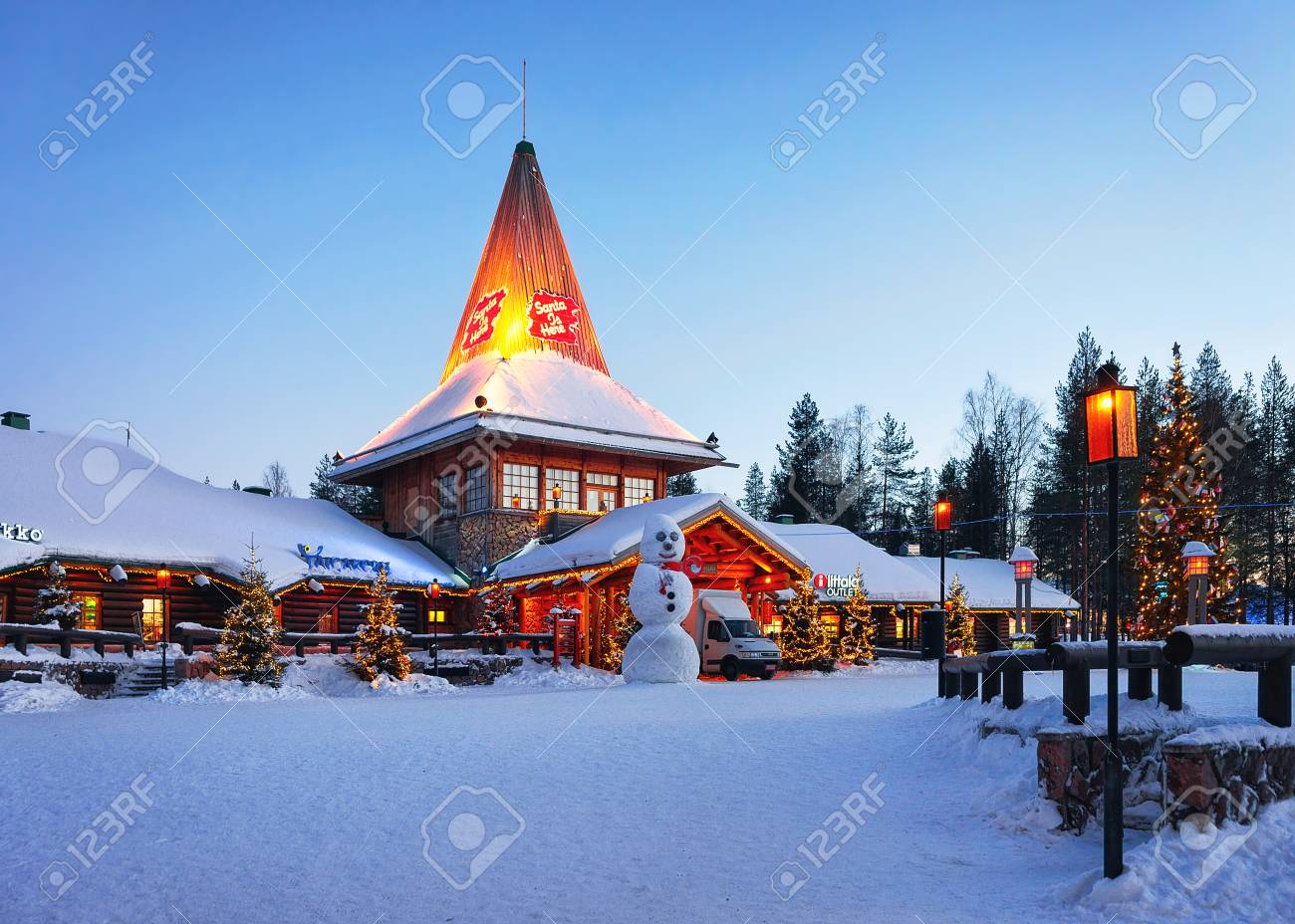 Rovaniemi, Finland - March 6, 2017: Snowman at Santa Office at Santa Claus Village, Rovaniemi, Lapland, Finland, on Arctic Circle in winter. In the evening. Outdoor - 91486832 Rovaniemi, Finland - March 6, 2017: Snowman at Santa Office at Santa Claus Village, Rovaniemi, Lapland, Finland, on Arctic Circle in winter. In the evening. Outdoor - 91486832