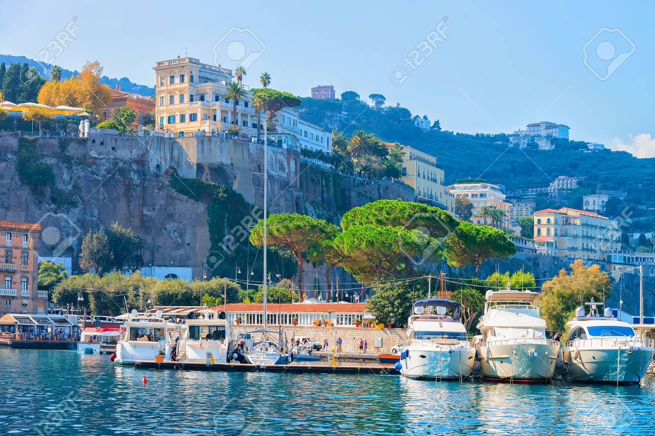 ソレントのマリーナグランデ港 ティレニア海 アマルフィ海岸 イタリアの船 の写真素材 画像素材 Image
