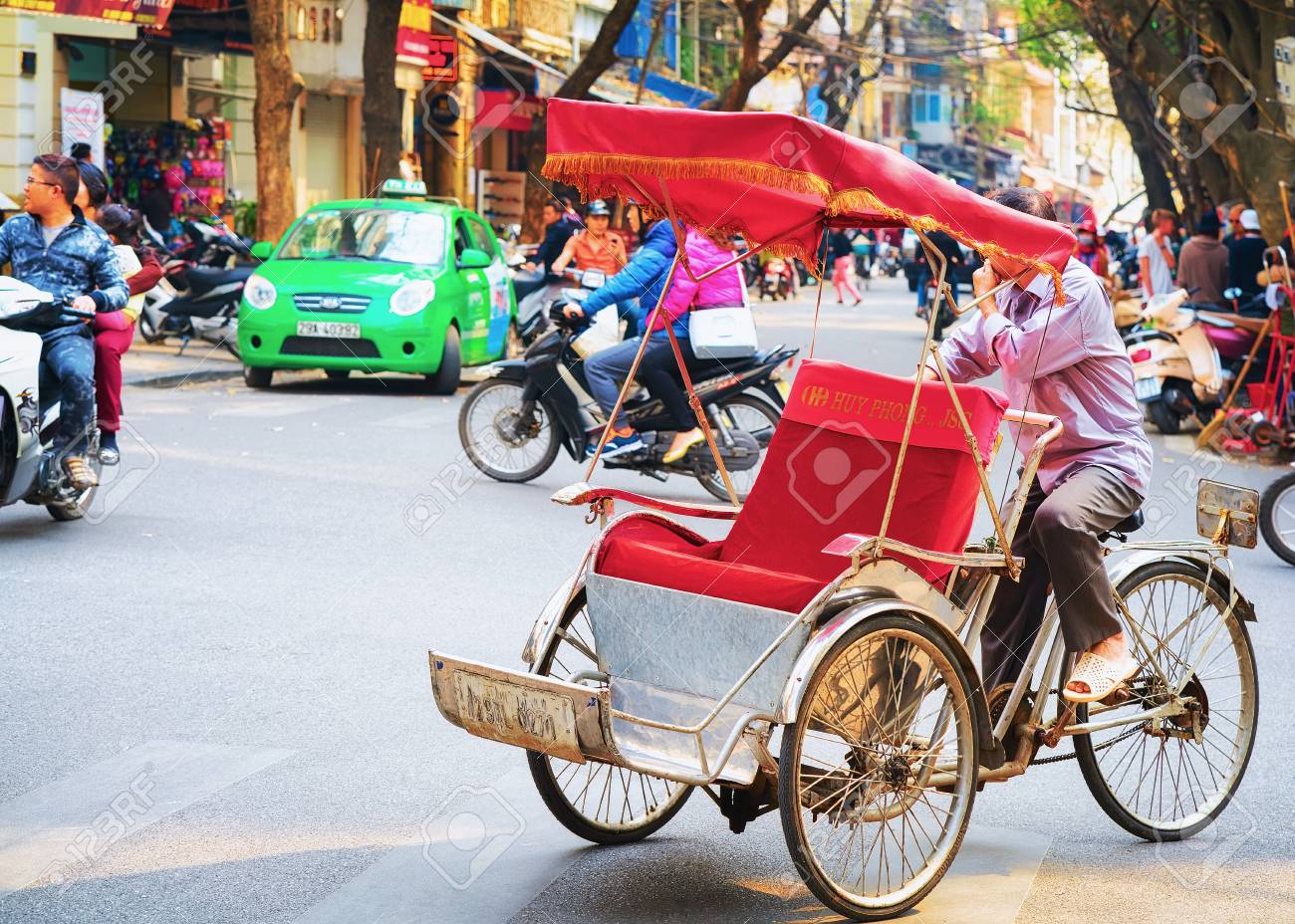 Immagini Stock - Hanoi, Vietnam - 21 Febbraio 2016: Risciò In Bicicletta Su Una Strada Trafficata Ad Hanoi, Vietnam. Image 101833938