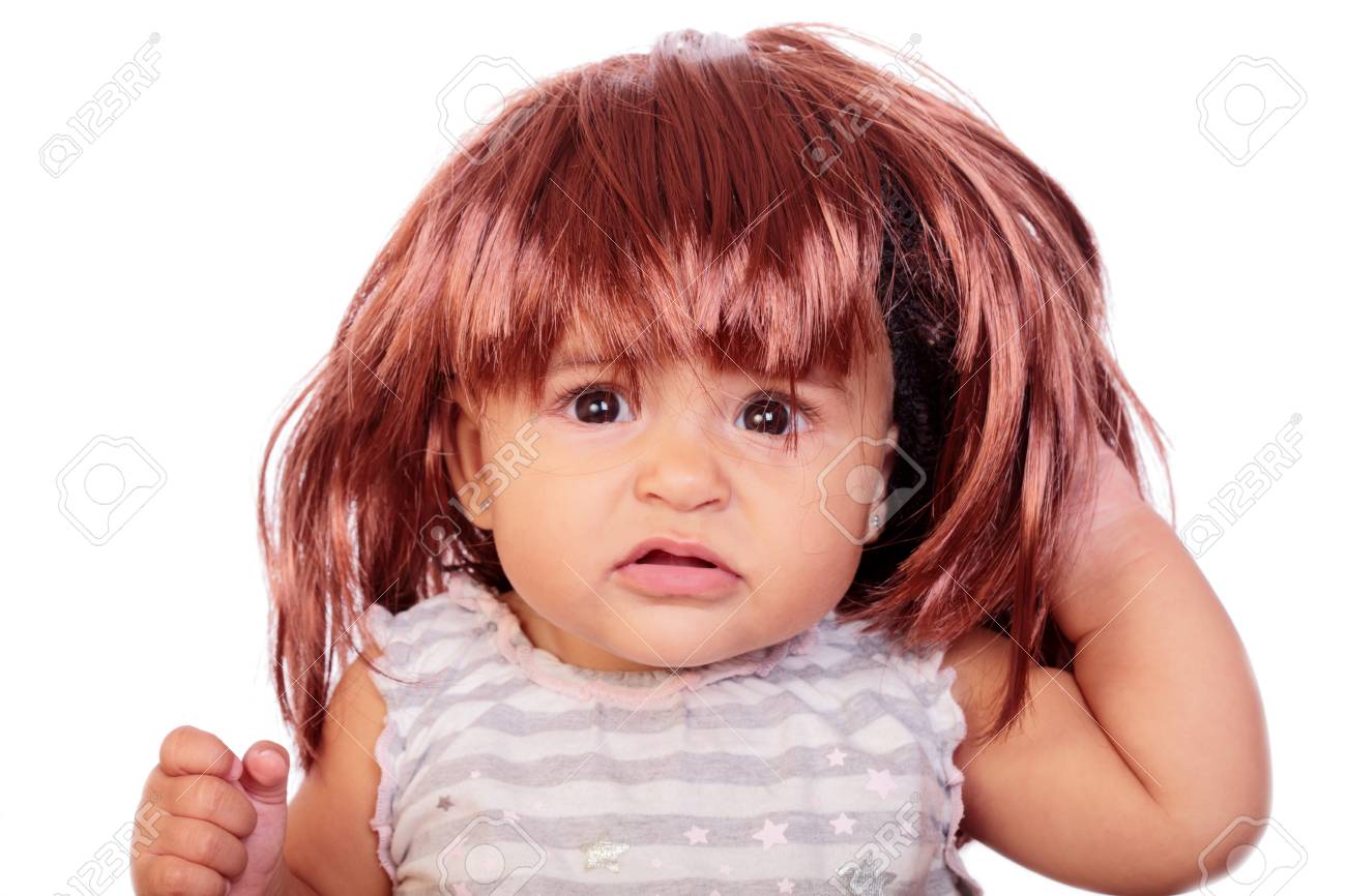 Portrait D Un Bebe En Colere Avec Une Perruque Banque D Images Et Photos Libres De Droits Image