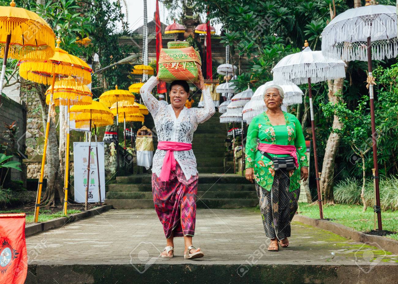 Ubud Indonesien Marz 2 Balinesische Frauen In Der Traditionellen Kleidung Wahrend Der Feier Vor Nyepi Balinesische Der Stille Am 2 Marz 16 In Ubud Indonesien Lizenzfreie Fotos Bilder Und Stock Fotografie Image