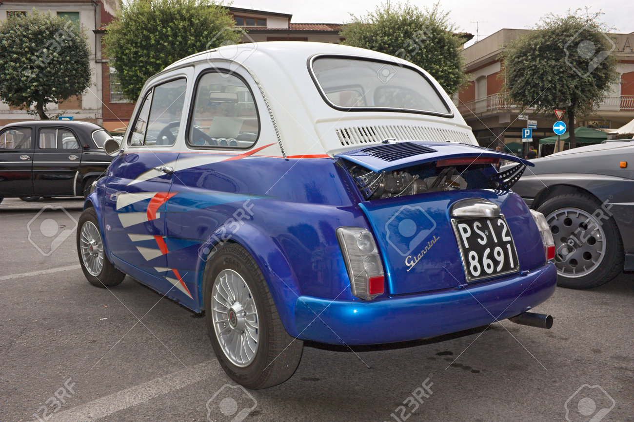 古いスポーツ車 Fiat ジャンニーニ 500 ヴィンテージ車とバイクのお祭りで公開 の写真素材 画像素材 Image