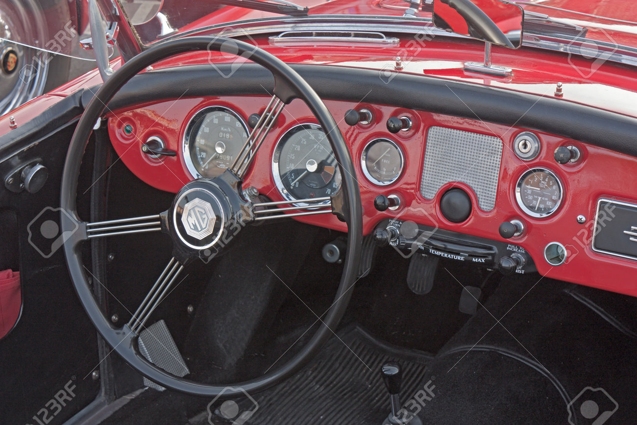 {Armaturenbrett oldtimer
62} Oldtimer-Innenausstattung, Armaturenbrett Eines Alten MG Roadster ... | {Armaturenbrett oldtimer
62}