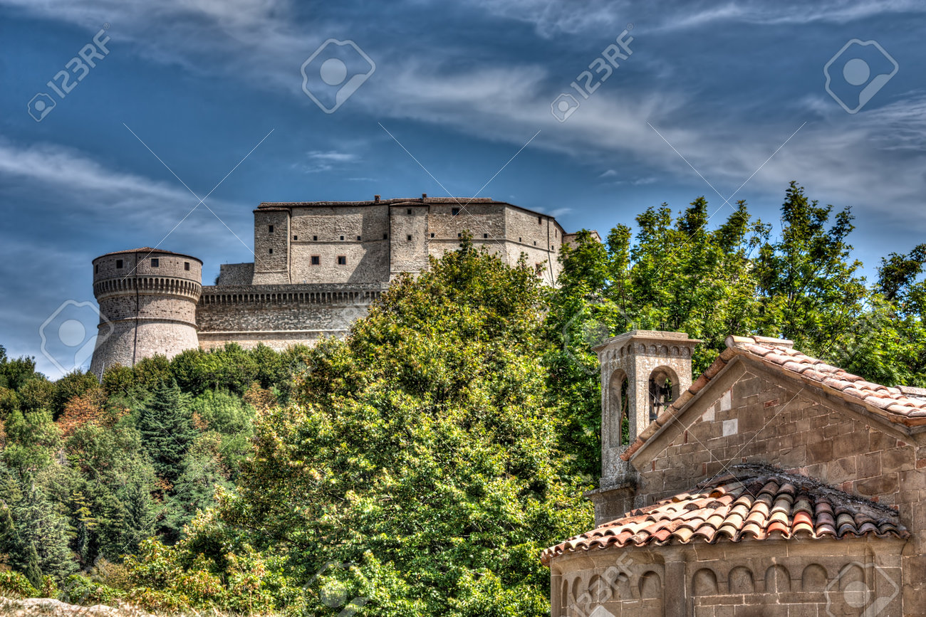 中世の要塞のイタリアの丘 城とサン レーオ イタリア リミニ 教会風景 の写真素材 画像素材 Image