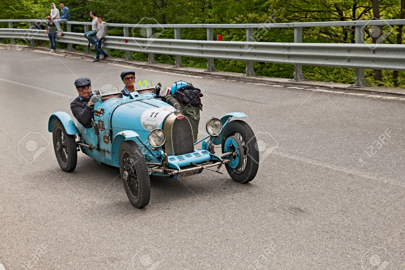 Une Ancienne Voiture De Course Bugatti T 35 A 1925 Tourne En Rallye Mille Miglia 13 La Celebre Course Historique Italien 1927 1957 Le 18 Mai 13 A Passo Della Futa Fi Italie