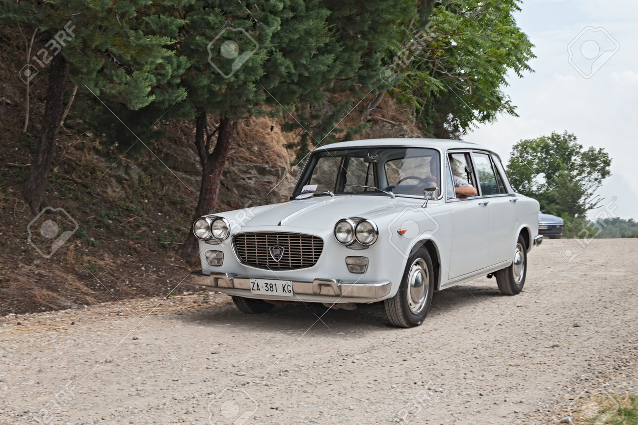 ビンテージ車ランチア フラビアの Raduno 自動 E モト D 集会の間にイタリアの丘の未舗装の道路上実行します の写真素材 画像素材 Image