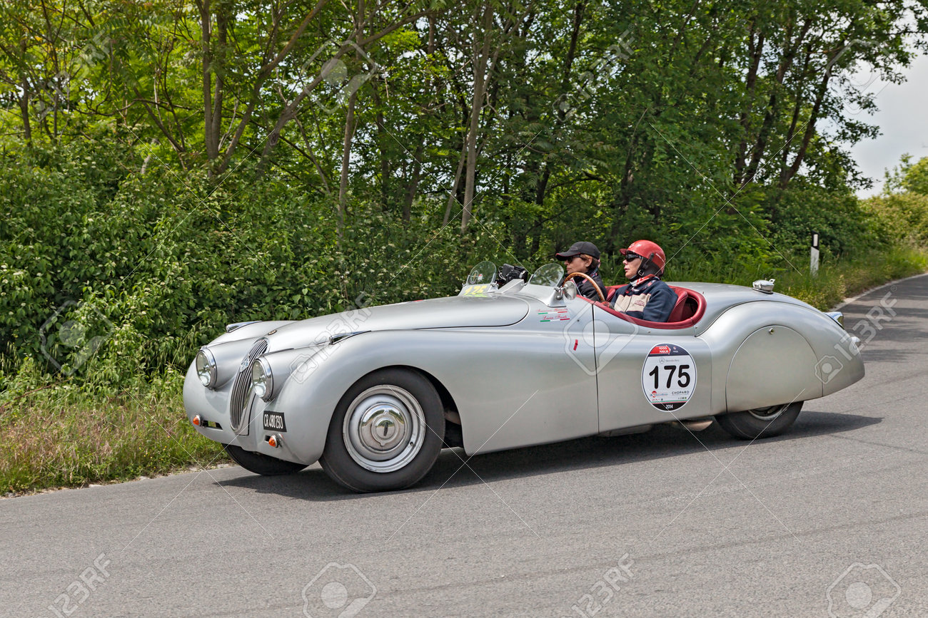 フランチェスカ グリマルディ ルチア Fanti 歴史的イタリアのビンテージ車ジャガー Xk 1 Ots 1949 での女性のランキングの勝者 レース ミッレミリア 14 年 5 月 17 日コッレ ディ ヴァル D エルザ トスカーナ イタリアでの の写真素材 画像素材 Image