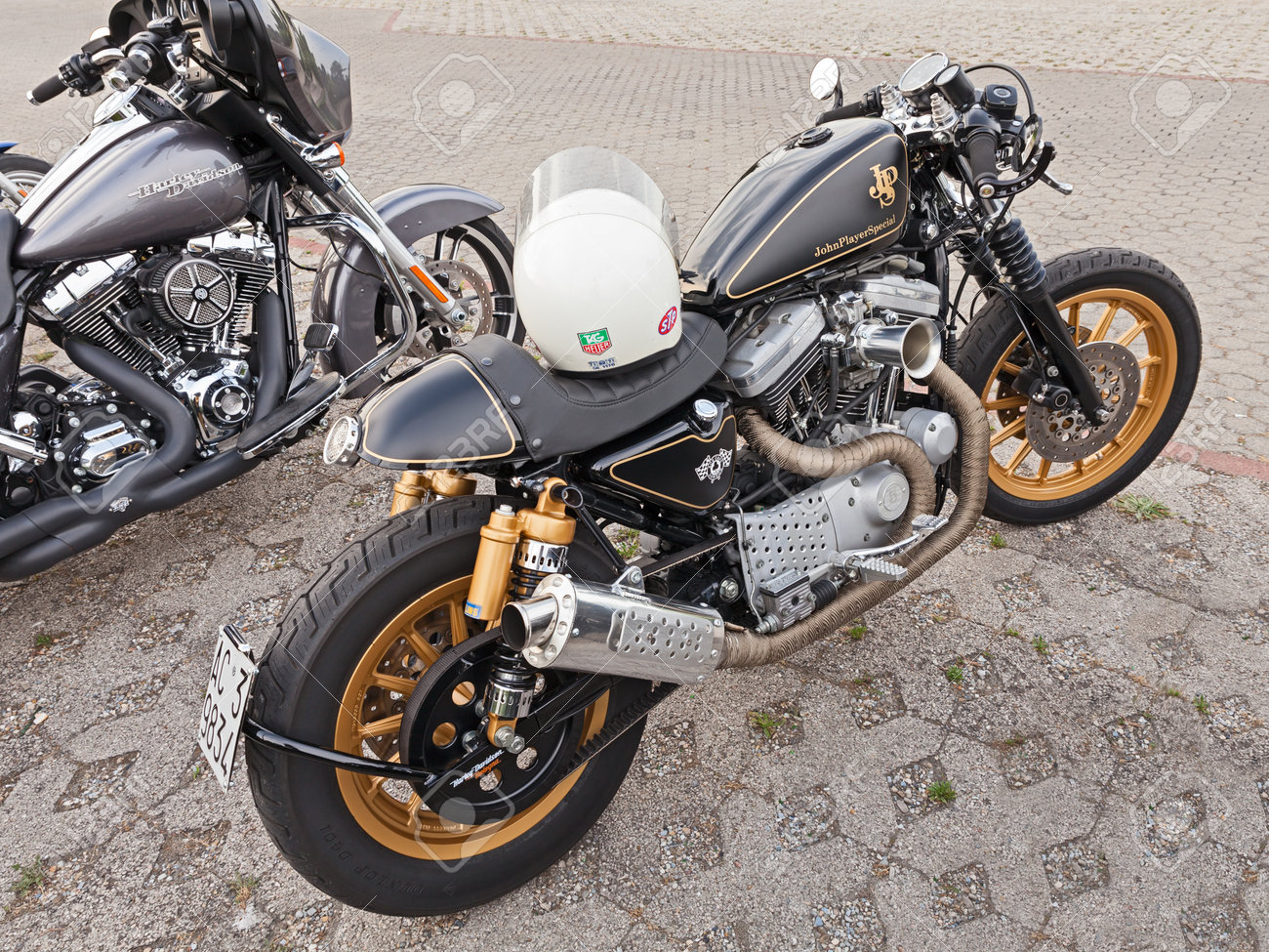 アメリカのビンテージ カスタム車やオートバイ フォルリンポポリ Fc イタリアの 15 年 6 月 15 日に Kustom 革命 集会でカスタム バイク ハーレー Davidson スポーツ スター カフェ レーサー の写真素材 画像素材 Image アメリカのビンテージ カスタム車やオートバイ フォルリンポポリ Fc イタリアの 15 年 6 月 15 日に Kustom 革命 集会でカスタム バイク ハーレー Davidson スポーツ スター カフェ レーサー の写真素材 画像素材 Image
