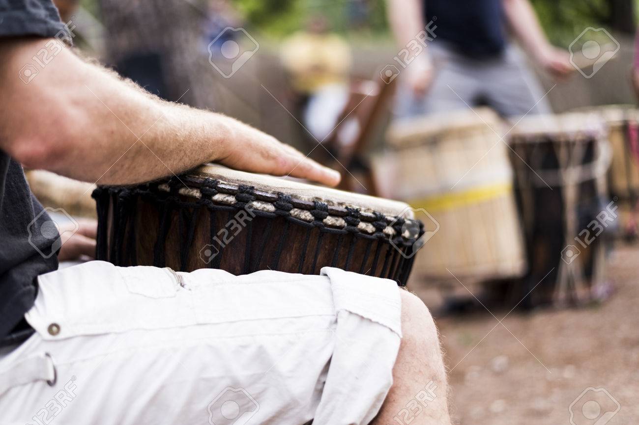 ボンゴ アフリカの音楽の伝統的なパーカッション楽器を演奏する男 の写真素材 画像素材 Image