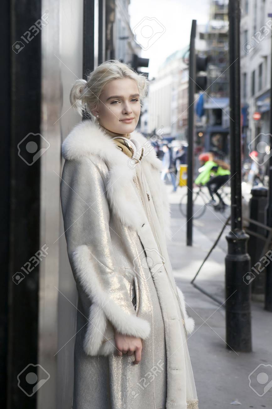 16 年 10 月 27 日 ロンドン オックスフォード ストリートに近いポーズ毛皮のコートでの若いブロンドの女の子 ストリート ファッション の写真素材 画像素材 Image