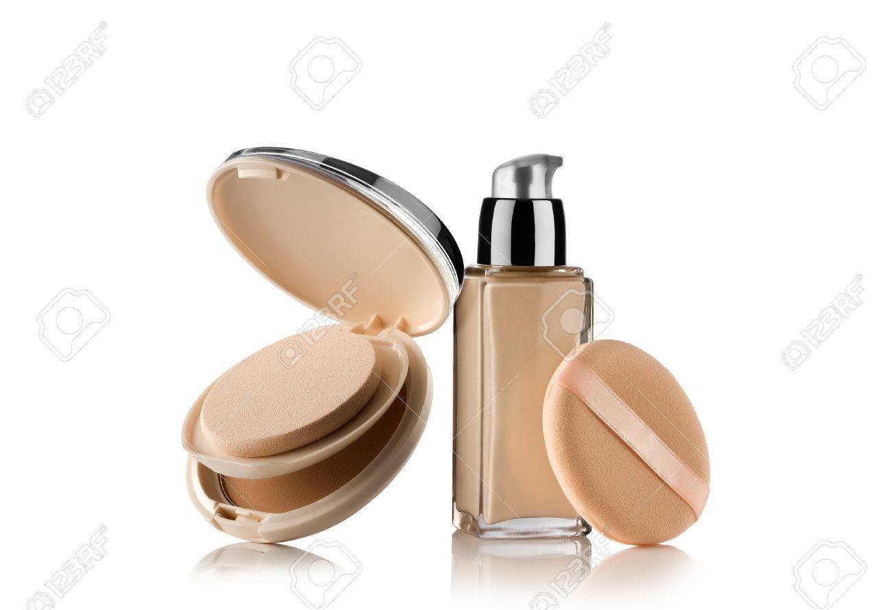 白い背中に粉末と液体ファンデーションのビューをクローズ アップ の写真素材 画像素材 Image