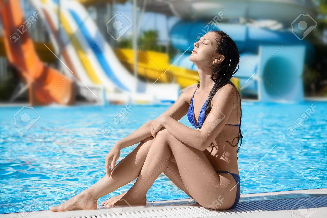 Niñas parque acuático bikini  Hermosa Niña Se Encuentra En El Contexto De Toboganes De Agua. Parque  Acuatico Fotos, retratos, imágenes y fotografía de archivo libres de  derecho. Image 48188030