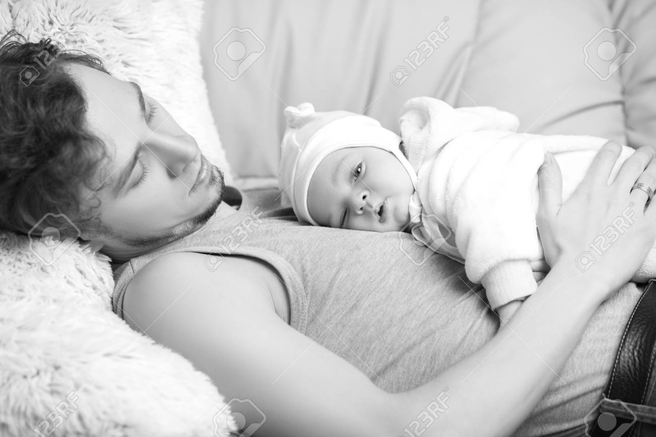 Pere Tenant Un Petit Enfant Pere Et Le Bebe Noir Et Blanc Banque D Images Et Photos Libres De Droits Image