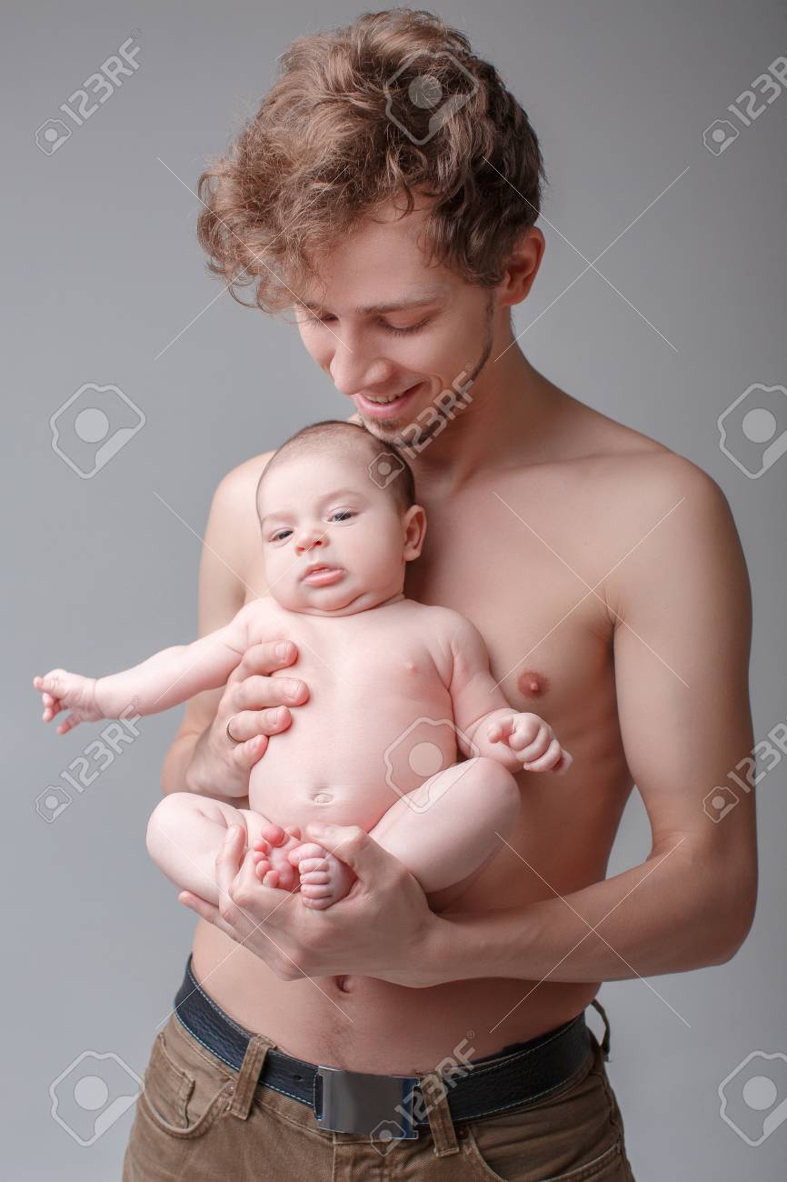 Papa Tenant Un Petit Bebe Pere Et Le Bebe Nu Studio Shot Banque D Images Et Photos Libres De Droits Image