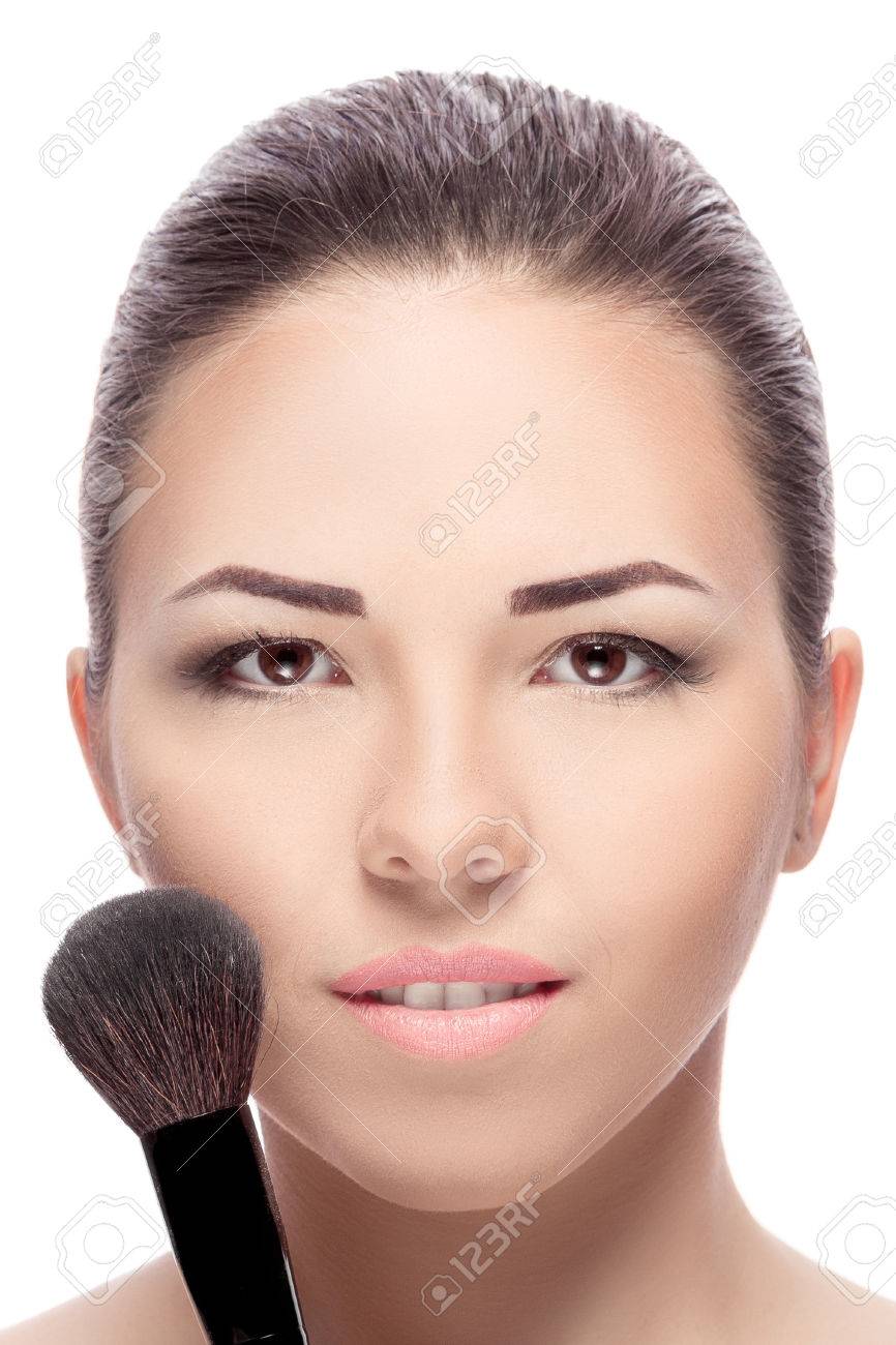 Femme De Beaute Avec Pinceaux De Maquillage Make Up Naturel Pour Fille Brune Aux Yeux Bruns Beau Visage Makeover Perfect Skin Maquillage Application Banque D Images Et Photos Libres De Droits Image