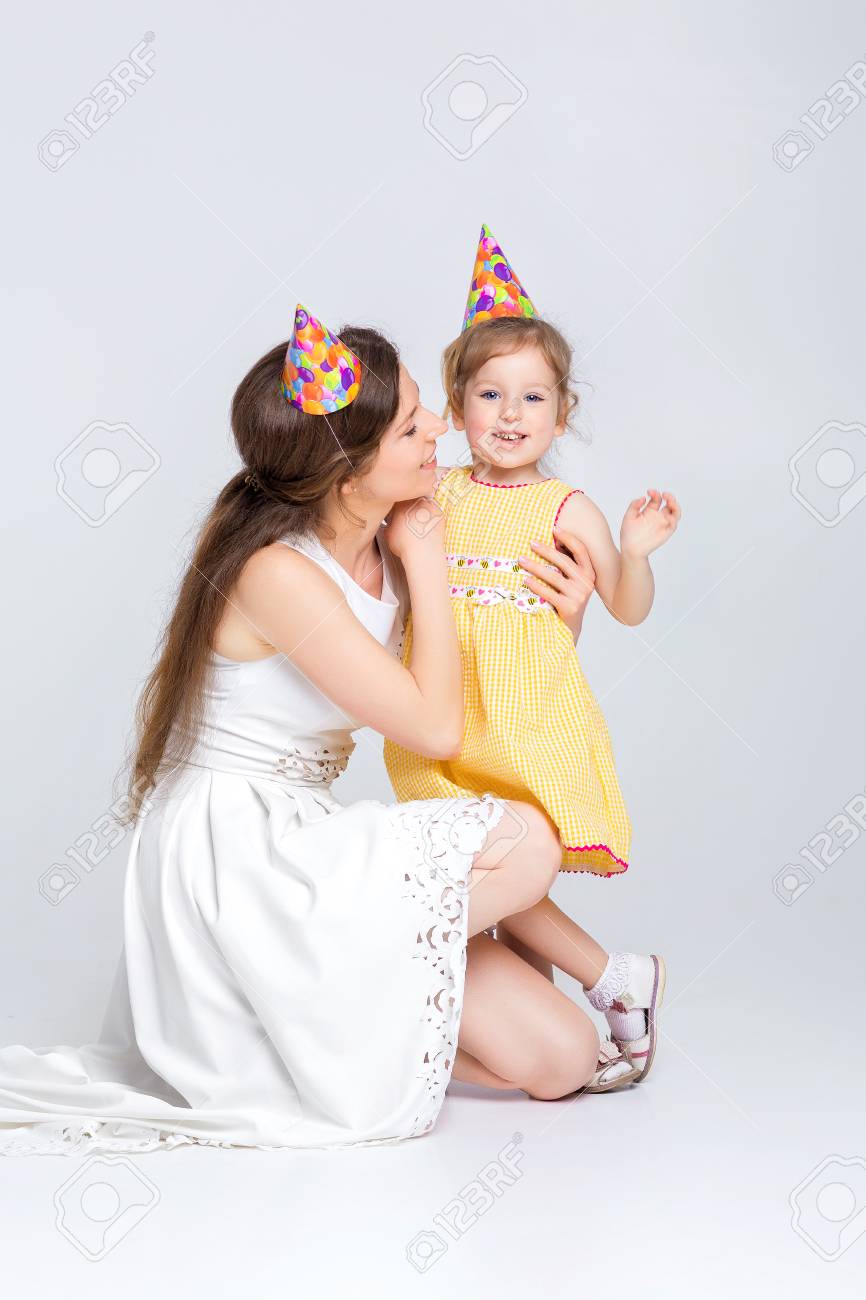 Jeune Belle Mere Et Sa Petite Fille Celebrent Un Anniversaire Joyeux Anniversaire Bebe Banque D Images Et Photos Libres De Droits Image Jeune Belle Mere Et Sa Petite Fille Celebrent Un Anniversaire Joyeux Anniversaire Bebe Banque D Images Et Photos Libres De Droits Image