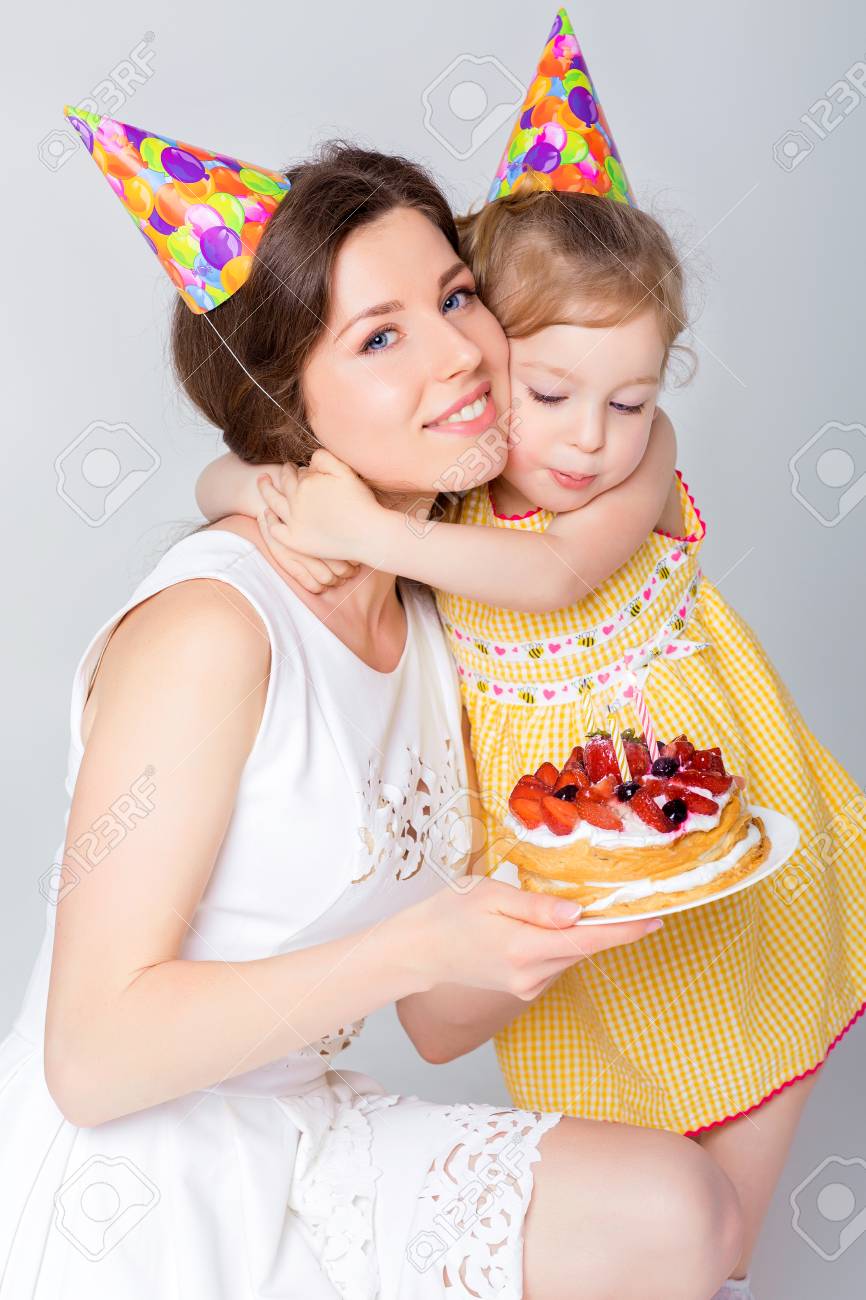 Jeune Belle Mere Et Sa Petite Fille Celebrent Un Anniversaire Gateau Avec Des Bougies Joyeux Anniversaire Bebe Banque D Images Et Photos Libres De Droits Image