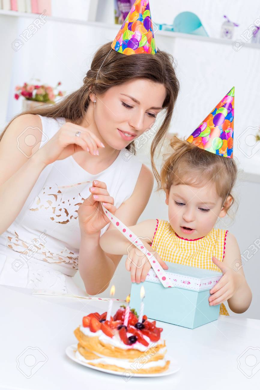 Jeune Belle Mere Et Sa Petite Fille Celebrent Un Anniversaire Sur La Table Est Un Gateau Avec Des Bougies Joyeux Anniversaire Bebe Maman Donne Un Cadeau De Fille Banque D Images Et Photos
