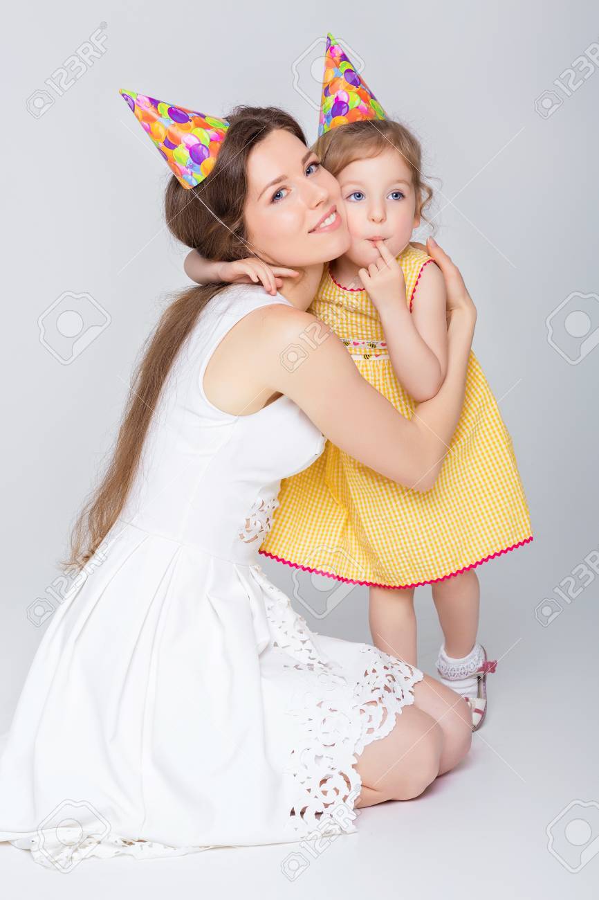 Belle Jeune Mere Et Sa Petite Fille Celebrent Un Anniversaire Joyeux Anniversaire Bebe Banque D Images Et Photos Libres De Droits Image Belle Jeune Mere Et Sa Petite Fille Celebrent Un Anniversaire Joyeux Anniversaire Bebe Banque D Images Et Photos Libres De Droits Image