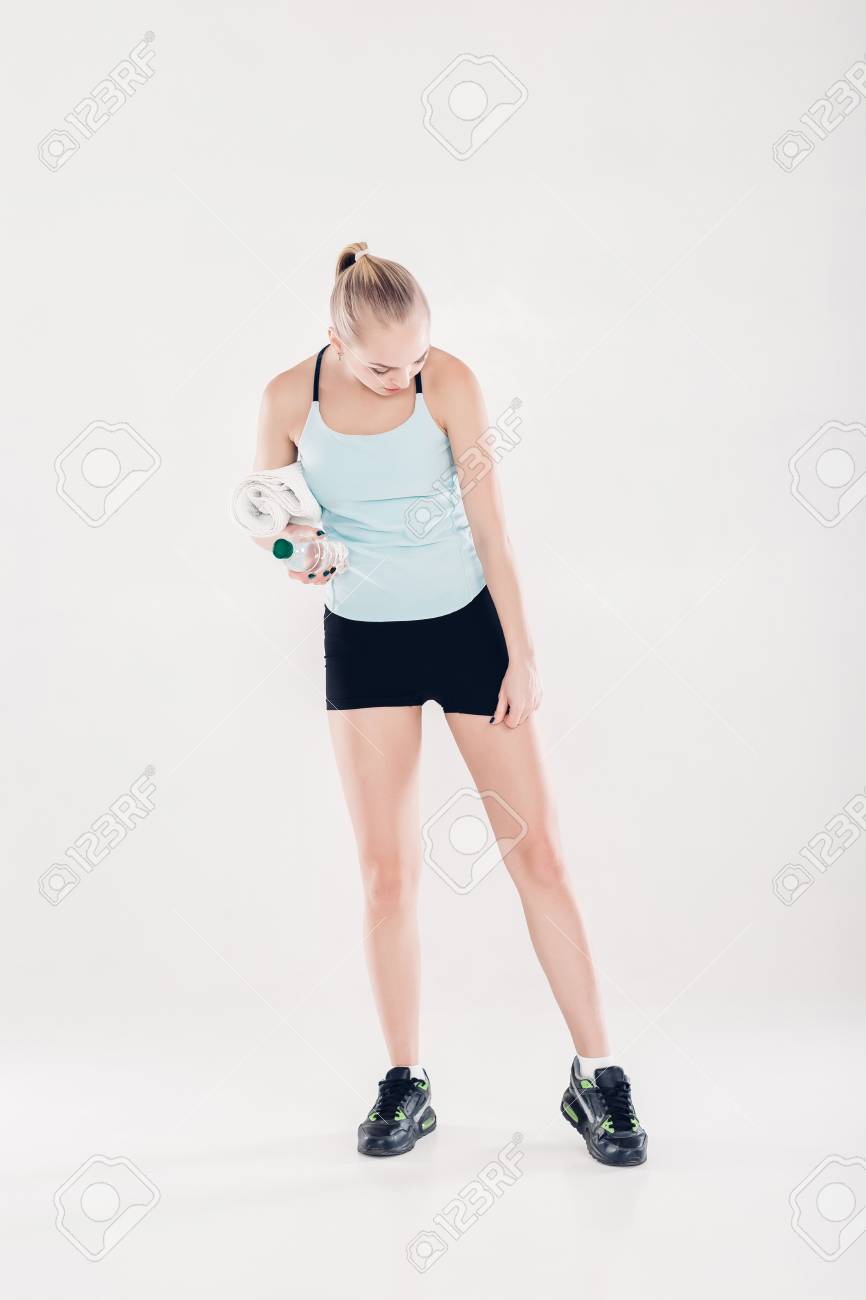 健康スポーツ ジム タオルと水のボトルとフィットネスの服の女性 の写真素材 画像素材 Image