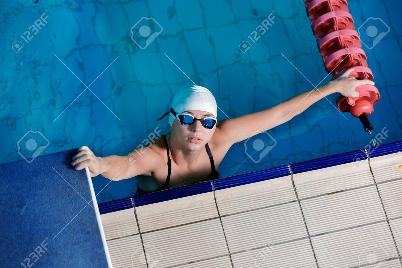 プールで水泳の帽子とメガネで運動の女性 の写真素材 画像素材 Image