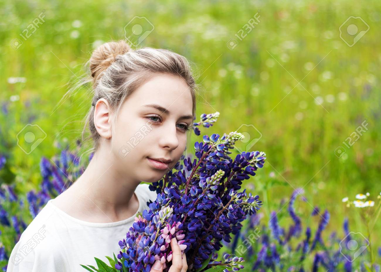 手のルーピンの花の花束で美しい少女 の写真素材 画像素材 Image