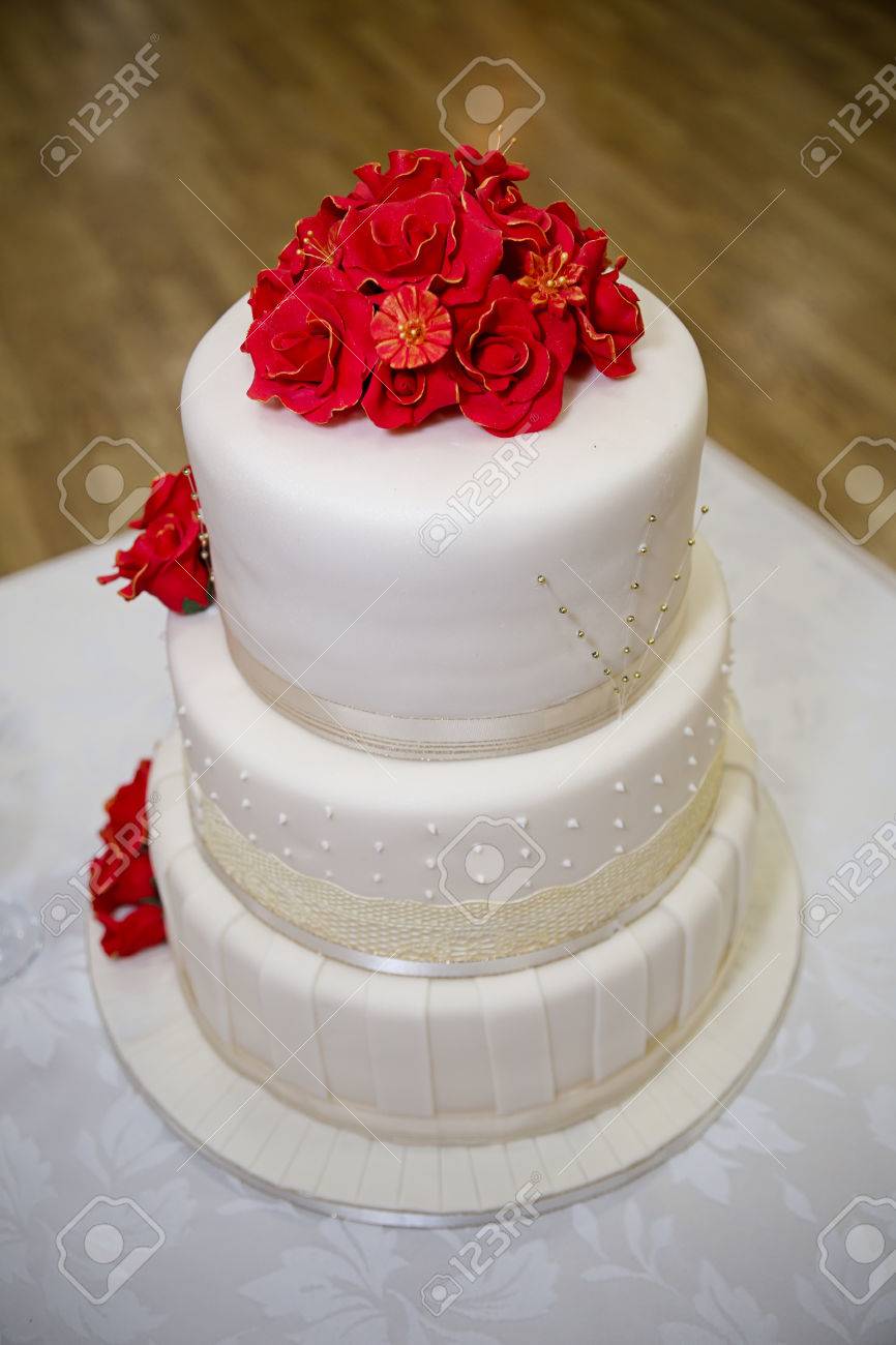 Blanc Rouge Gateau De Mariage Avec Des Roses Banque D Images Et Photos Libres De Droits Image