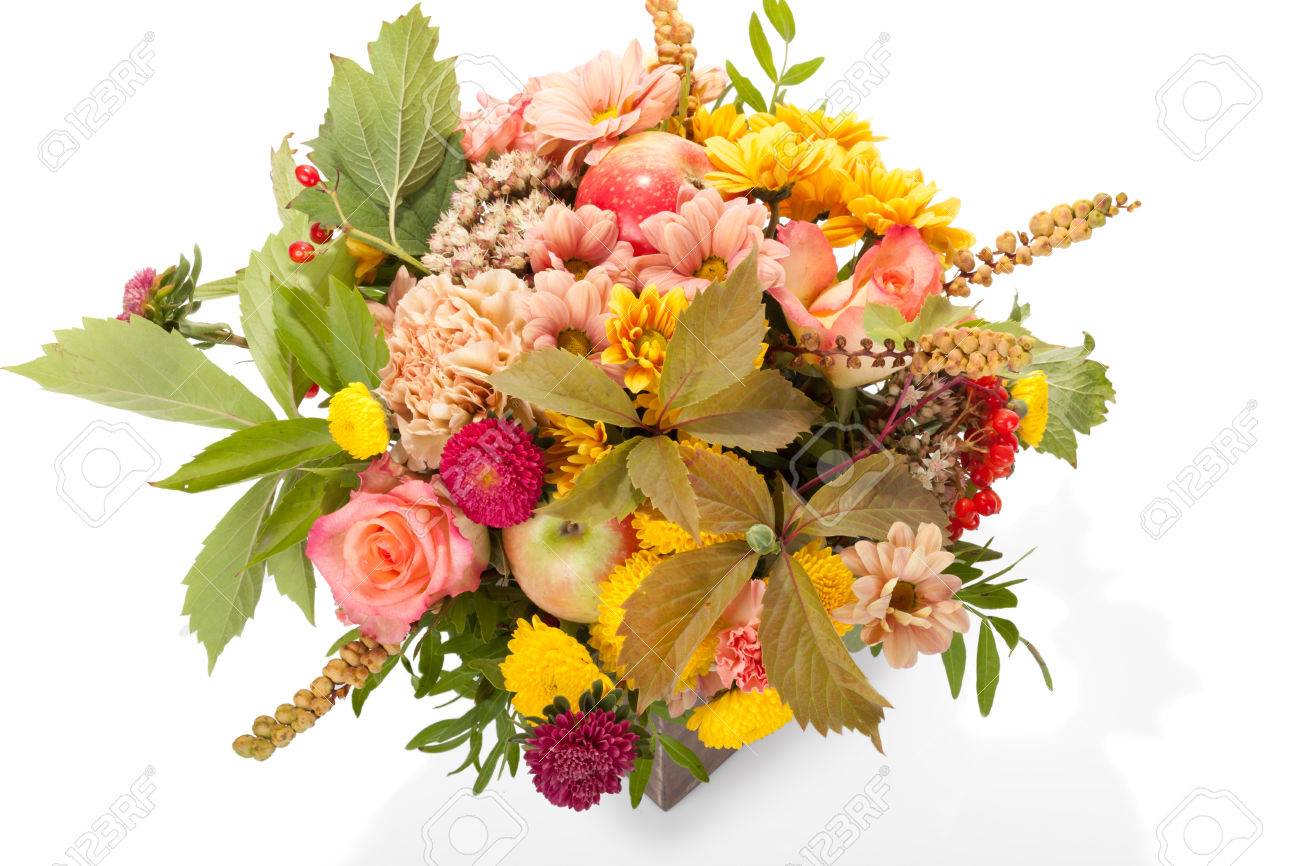 Autumn Bouquet De Fleurs Avec Des Baies Et De Pomme Dans Une Boîte En Bois Isolé Sur Blanc
