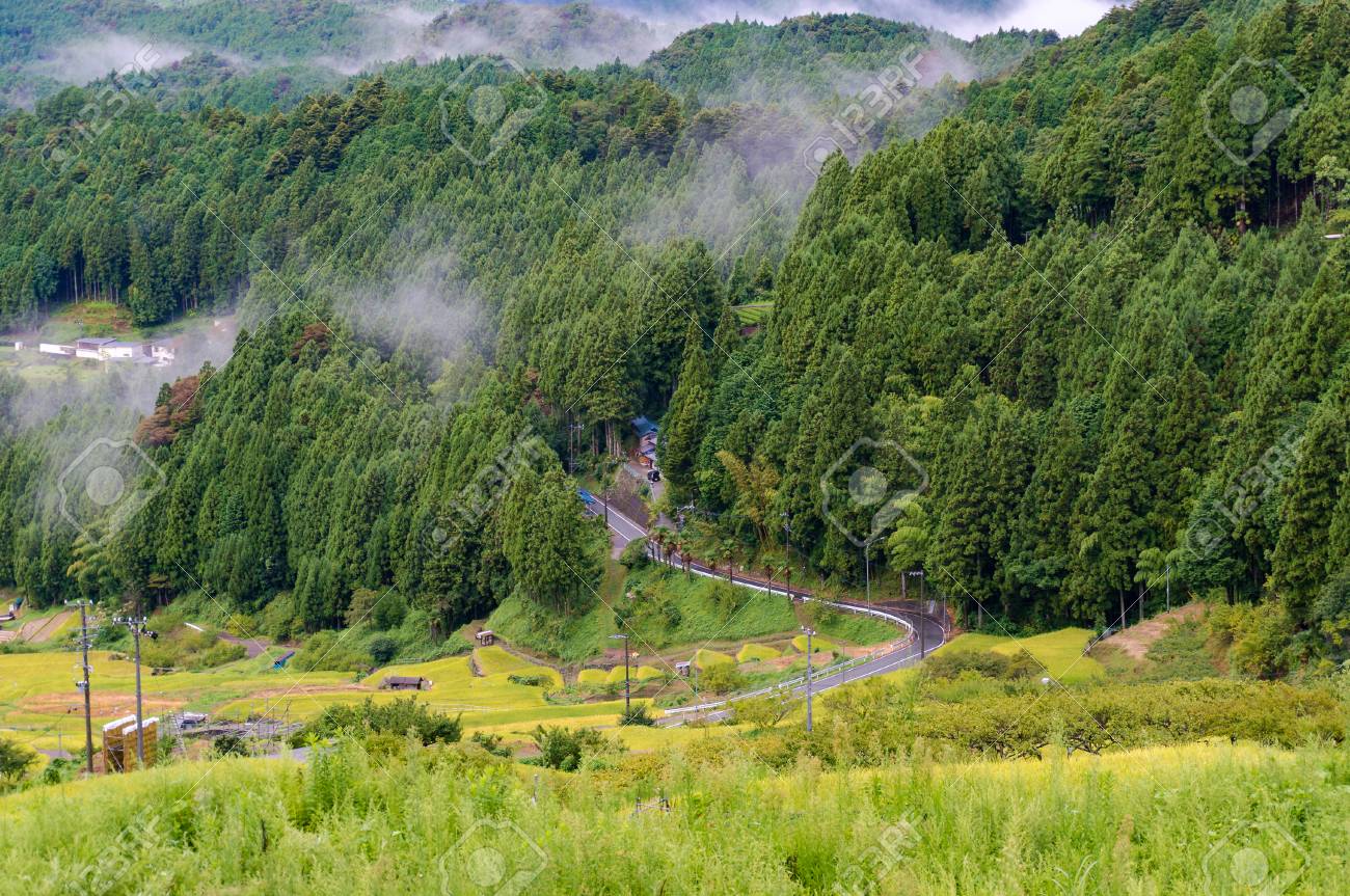 田んぼと森の中で農村風の道 上からの眺め 日本の田舎のインフラストラクチャの航空写真 の写真素材 画像素材 Image 田んぼと森の中で農村風の道 上からの眺め 日本の田舎のインフラストラクチャの航空写真 の写真素材 画像素材 Image