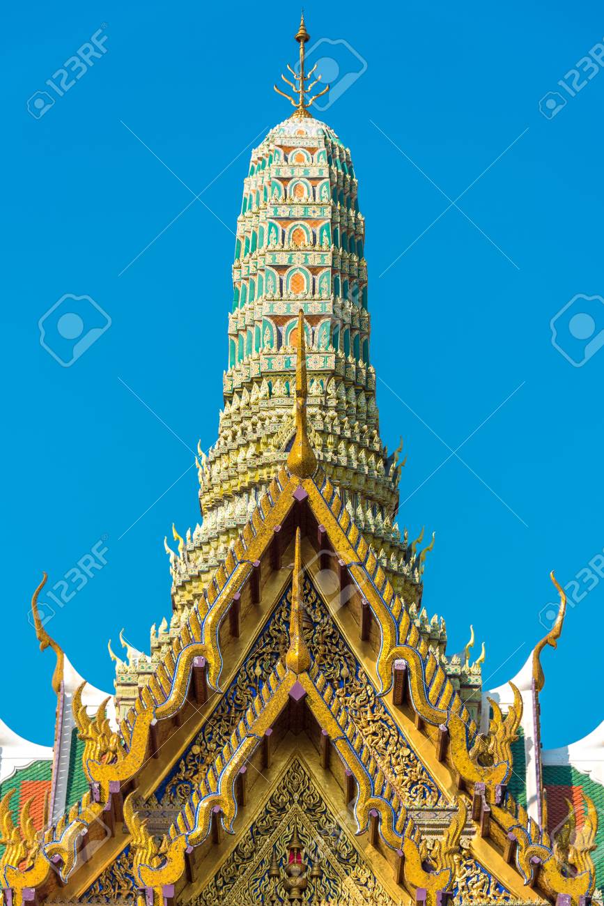 美しいアジア様式の建築 豪華な内装 屋根 王宮の建物の仏舎利塔 バンコク タイ の写真素材 画像素材 Image