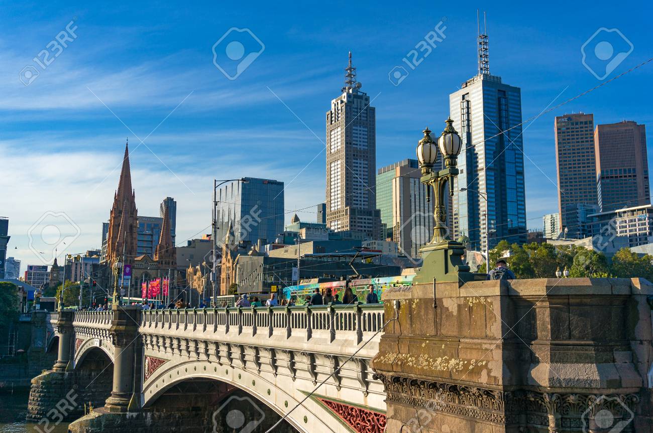 メルボルン オーストラリア 17 年 4 月 4 日 メルボルン Cbd の高層ビルと歴史的なプリンセス橋手前の建物 の写真素材 画像素材 Image
