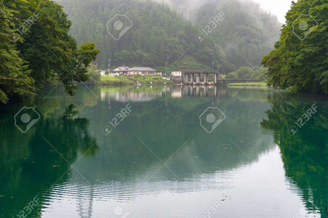 山の森林の小さな村と霧や雨で湖の農村の日本の風景 四万湖 日本 の写真素材 画像素材 Image