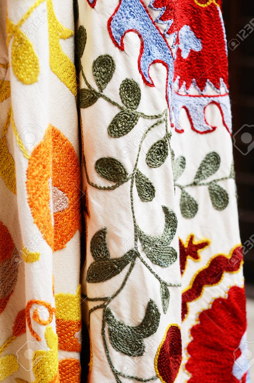 新品スザニ青と白の刺繍