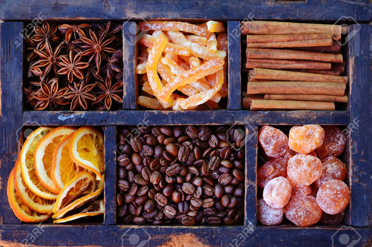 素朴な木製ディスプレイに八角とシナモン 砂糖漬けの皮キンカン砂糖オレンジ コーヒー豆のセット の写真素材 画像素材 Image