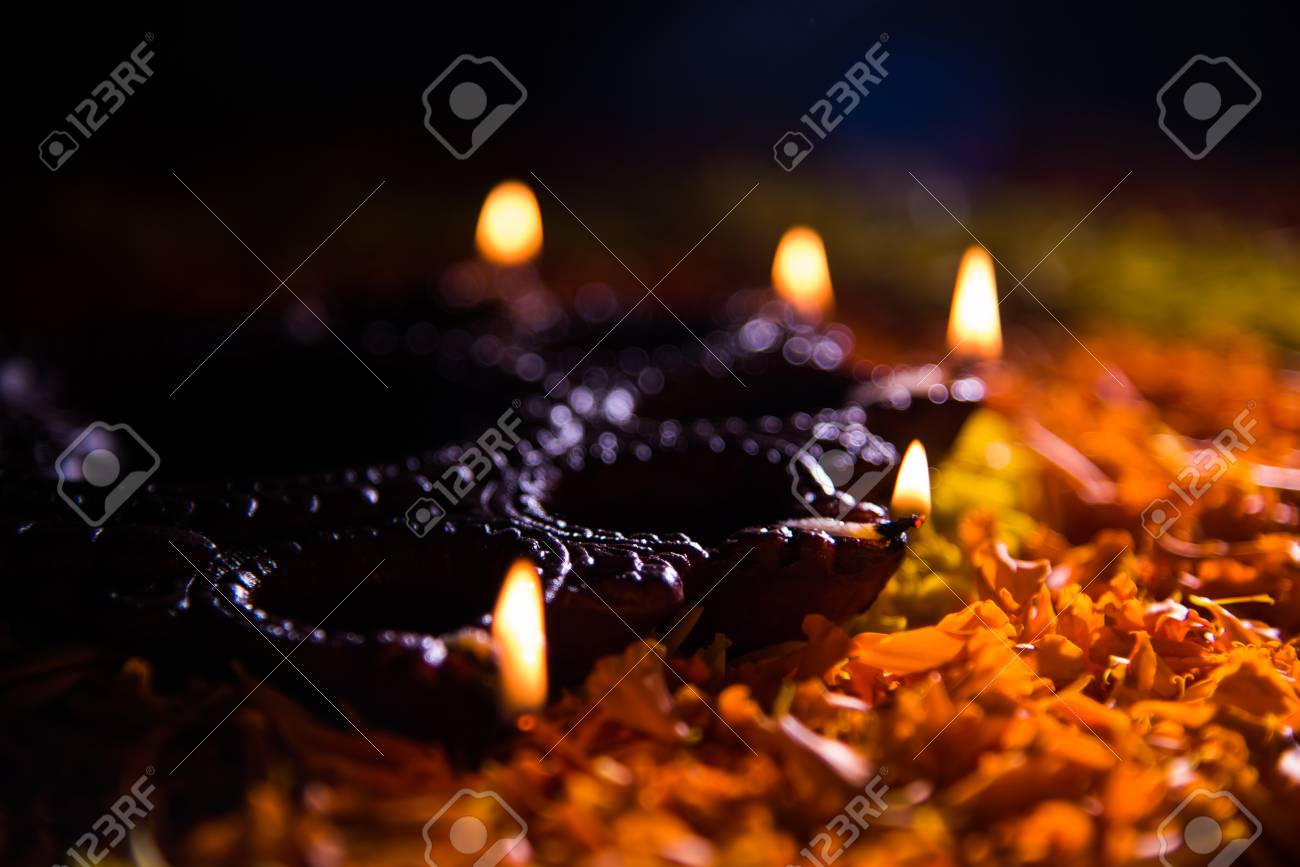 Diya Traditionnelle Ou Lampe A Huile Allumees Sur Rangoli Colorees