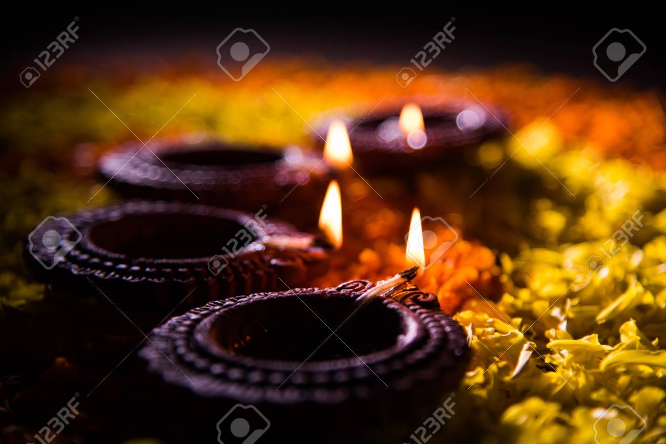 Diya Traditionnelle Ou Lampe A Huile Allumees Sur Rangoli Colorees