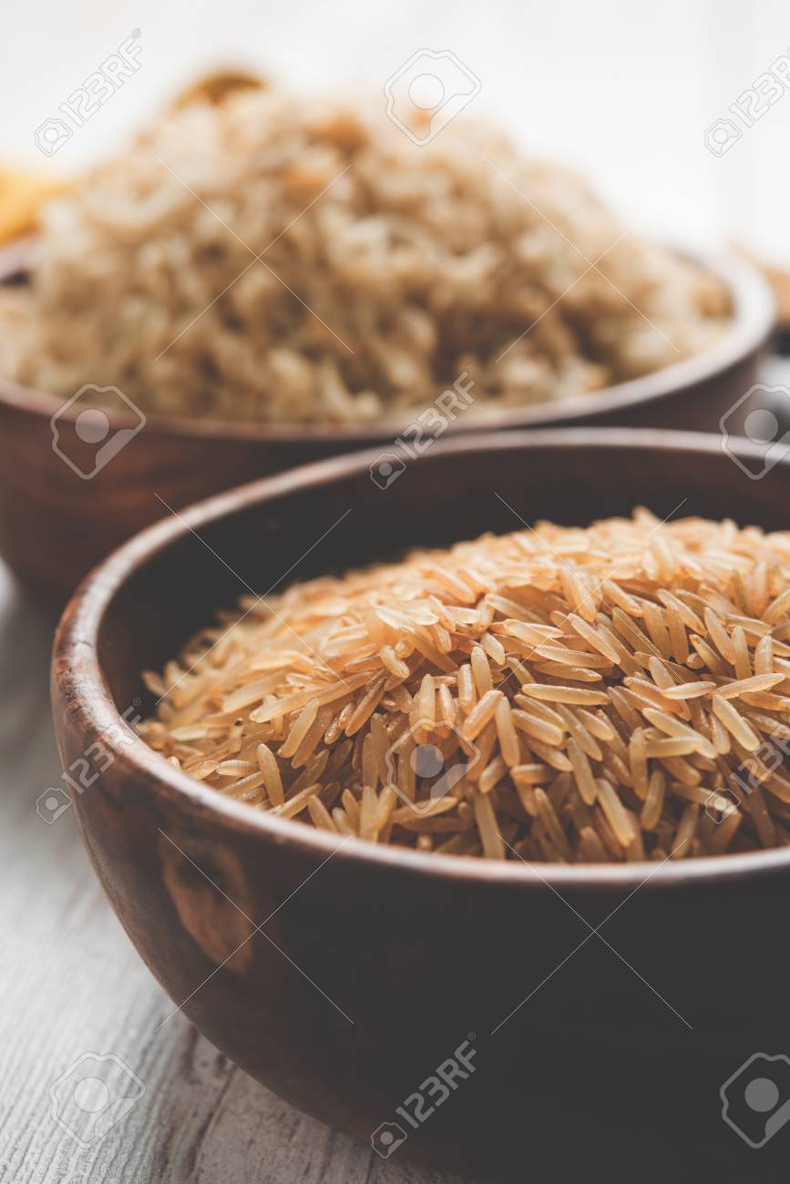 インドの茶色の全粒バスマティ米のストック フォト調理米 米飯 ボウルでお召し上がりいただけます 選択と集中 の写真素材 画像素材 Image