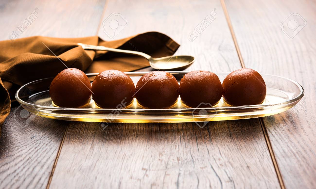 グラブジャブン グラブジャマンは 祭りや結婚式のパーティーで作られたミルクソリッドベースのインドの甘いです の写真素材 画像素材 Image