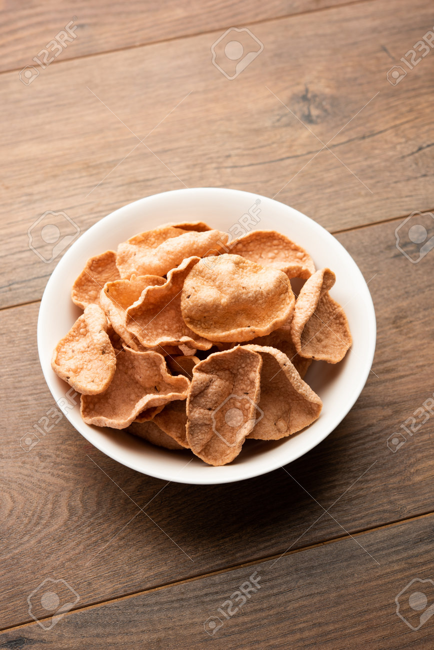 나갈리를 사용하여 만든 라기 또는 나크니 파파드 또는 프라이움, 나차니로 만든 바삭하고 매콤한 포파돔입니다. 로열티 무료 사진, 그림,  이미지 그리고 스톡포토그래피. Image 161420129