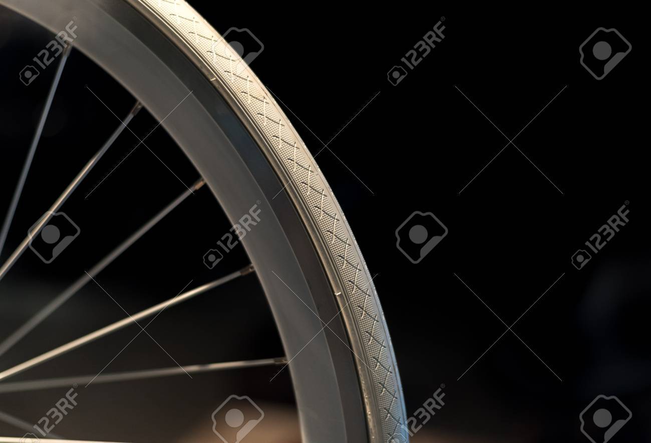 自転車の車輪 リム タイヤ スポーク黒の背景に白します の写真素材 画像素材 Image 自転車の車輪 リム タイヤ スポーク黒の背景に白します の写真素材 画像素材 Image
