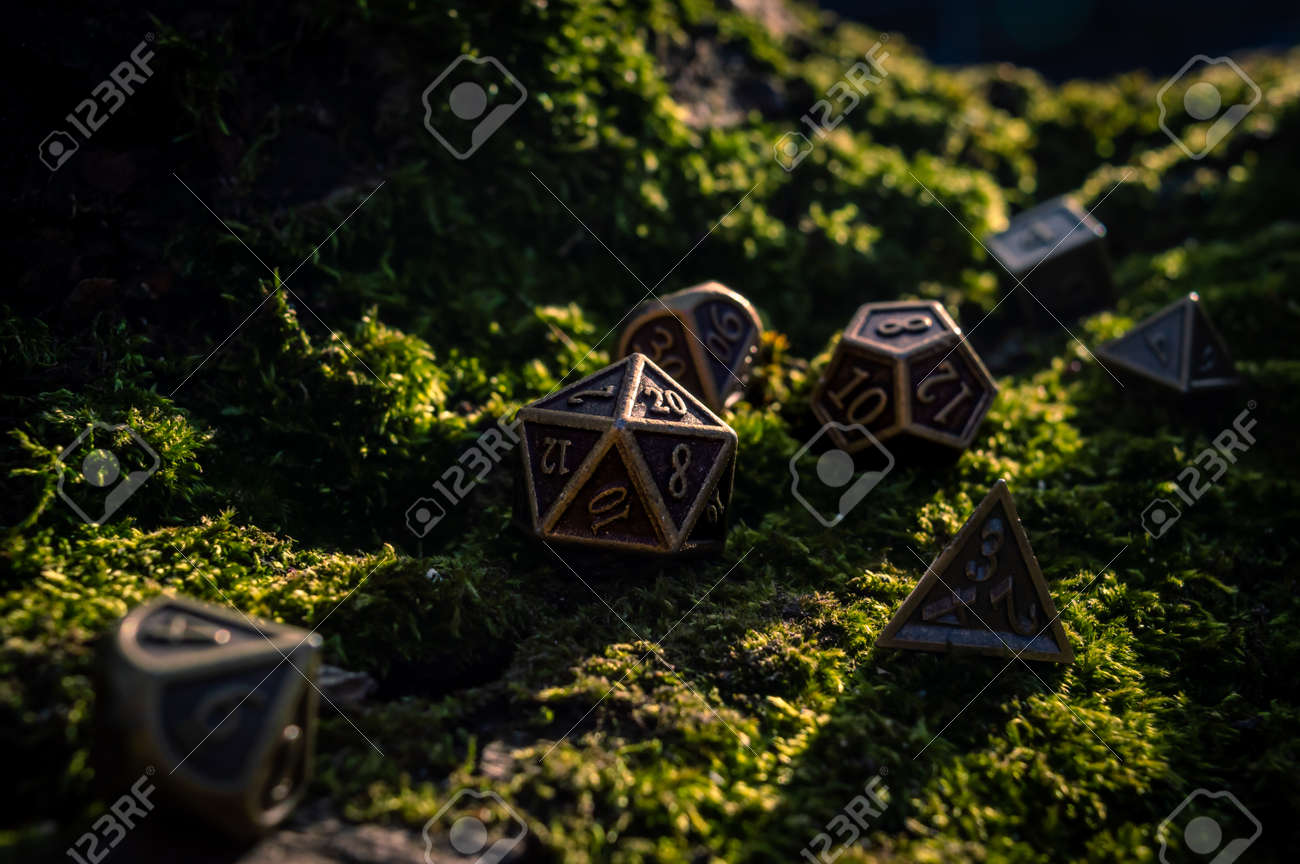태양 아래 이끼 침대에 있는 금속 롤플레잉 게임 주사위 세트의 이미지 로열티 무료 사진, 그림, 이미지 그리고 스톡포토그래피.  Image 185572426